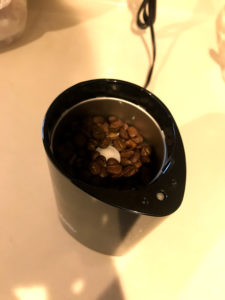 カリタのコーヒーミルCM-50、豆を入れたところ