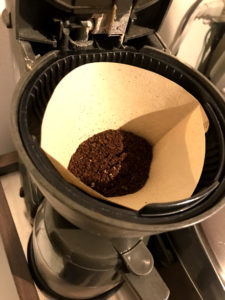 コーヒーメーカーにカリタのコーヒーミルCM-50で引いた豆をセット